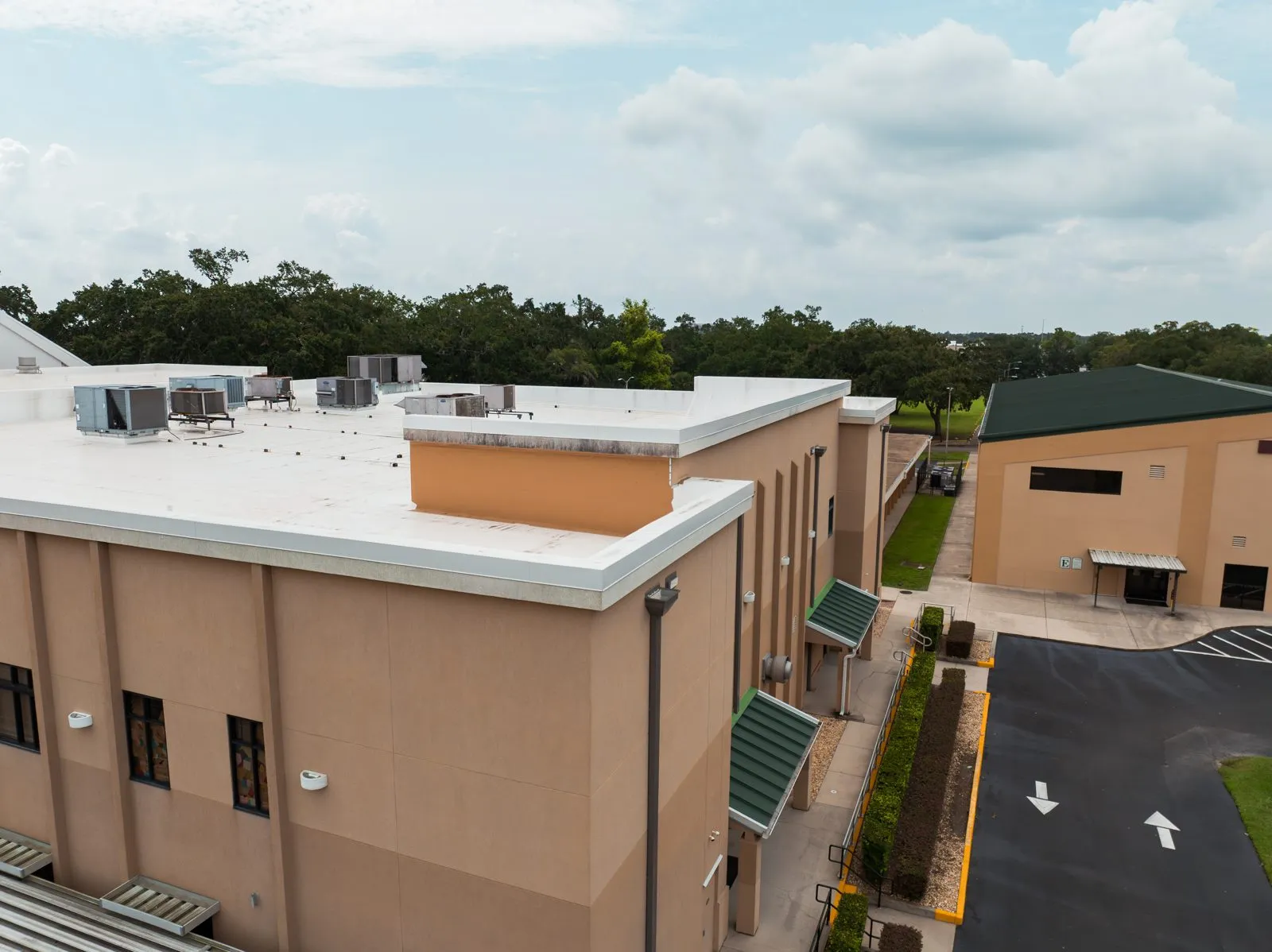 Flat roof edge with downspouts on a Florida commercial building
